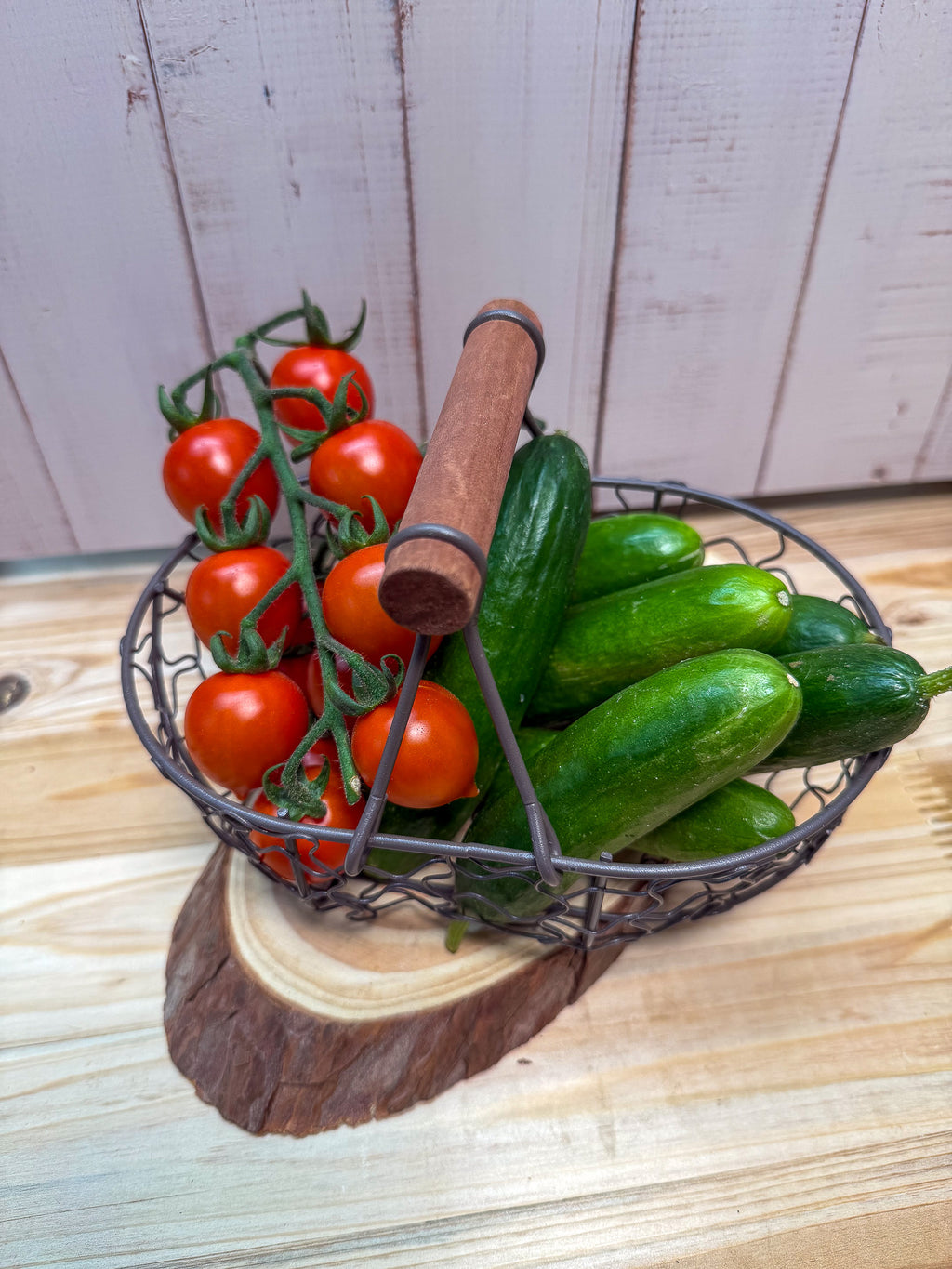 Kleiner,rustikaler Drahtkorb für Ernte oder Eier